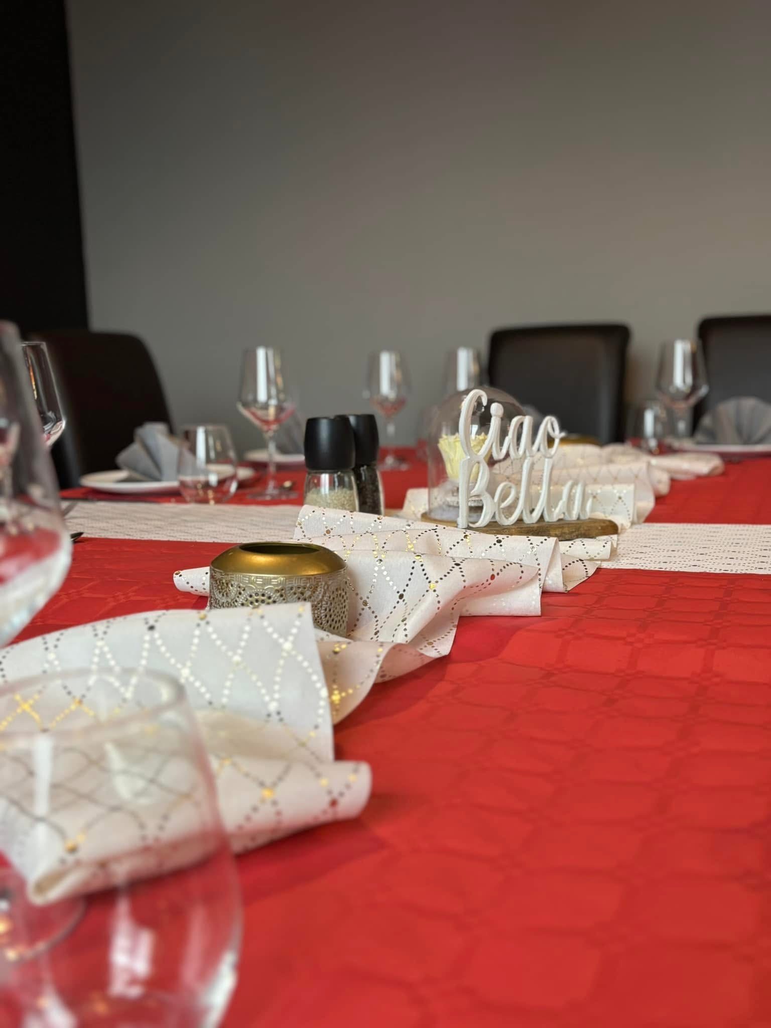 Table dressée pour une fête chez Ciao Bella